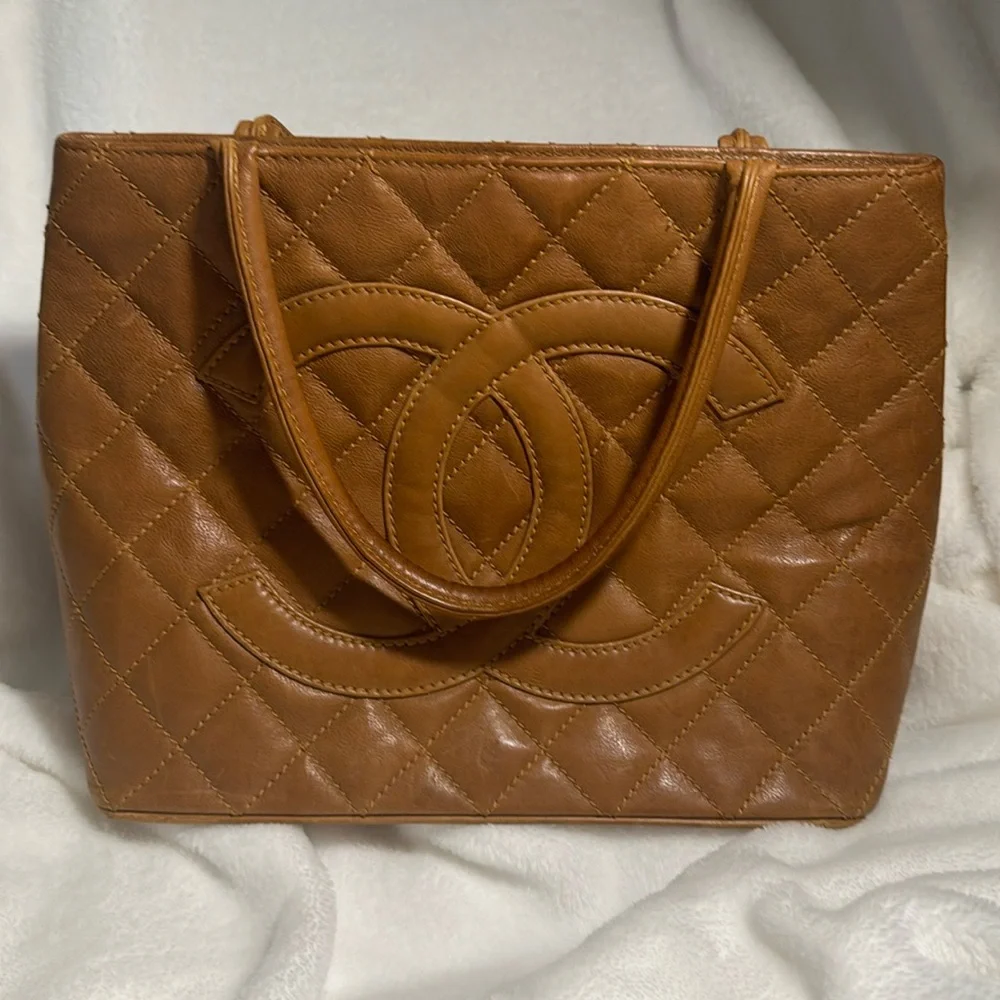 ❤️ SOLD ❤️ 👜 Authentic Chanel Caviar Quilted Medallion Tote (Brown) - Picture 5 of 17